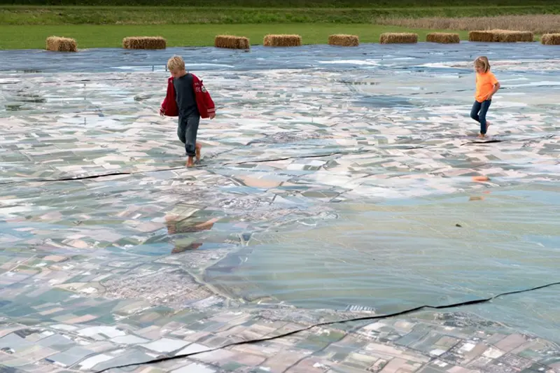 kinder lopen over grote landschapsfoto in een weiland