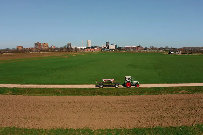 platte kar en trekker rijdend door landschap tijdens editie 2021