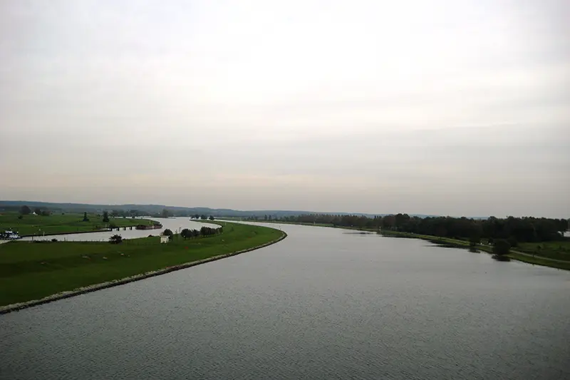 rivier bedding met grauwe lucht