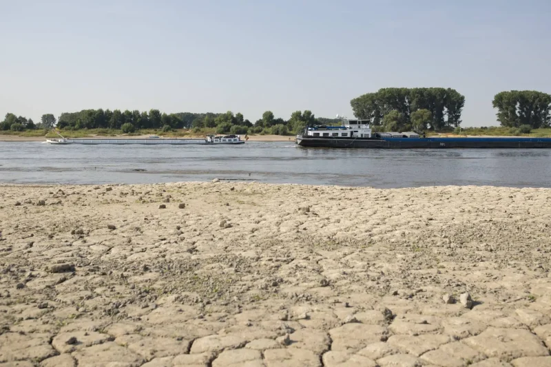 Beeld flyer Summerschool - laag water bij Rijn